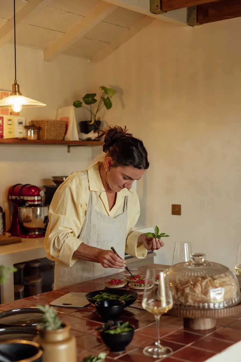 Cheffe préparant une assiette pendant la cooking class