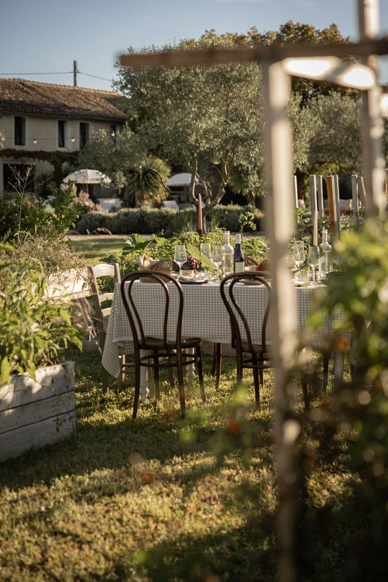 Dîner dressé dans le jardin