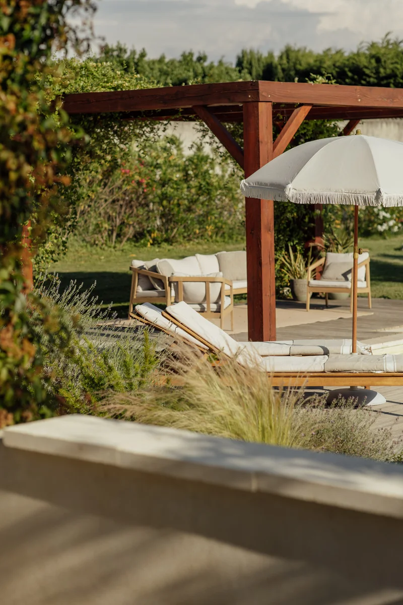 Salon extérieur au bord de la piscine