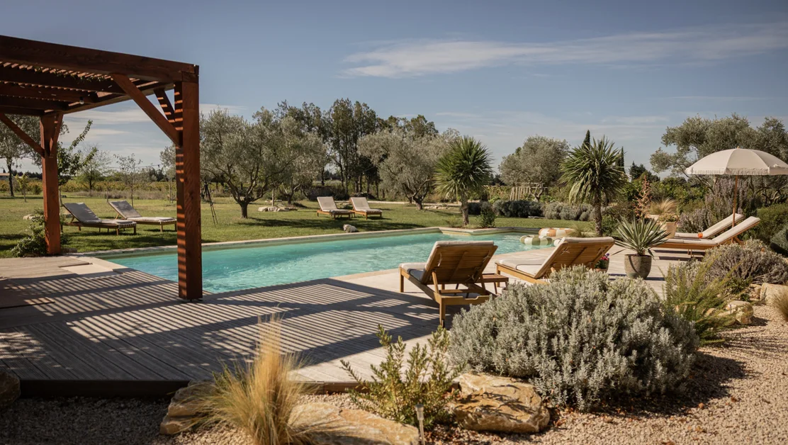 Piscine et jardin méditerranéen du domaine Olea Terra