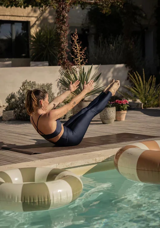 Séance de Pilates au bord de la piscine